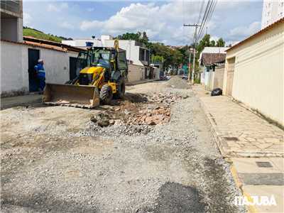 Prefeitura realiza obras de asfaltamento em diversas ruas de Itajub&#225;